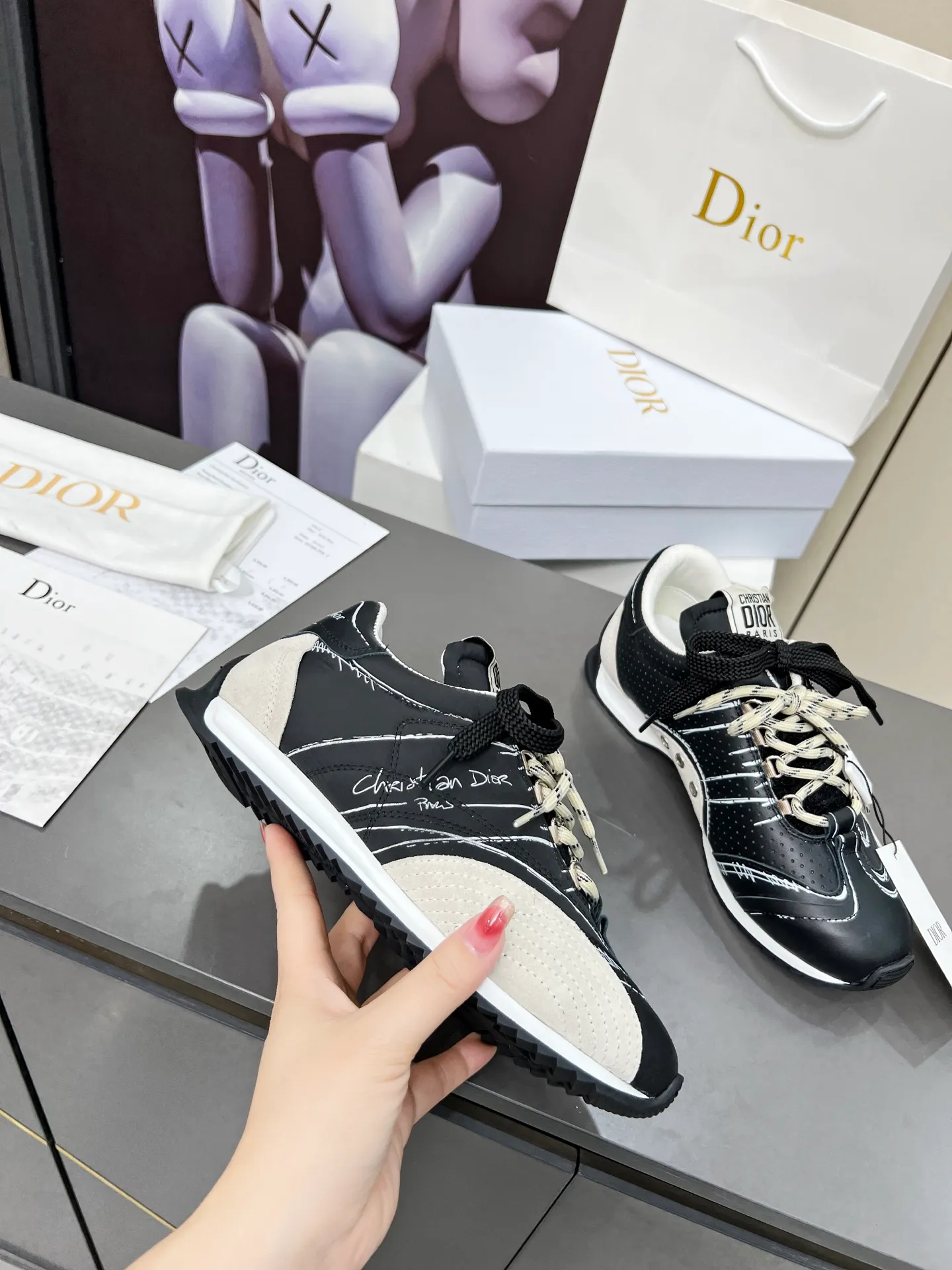 Black men's shoes 💰540 This D-Sketch sneaker is a new product of the 2025 spring and summer ready-to-wear series❤️‍🔥❤️‍🔥❤️‍🔥❤️‍🔥, highlighting the classic retro aesthetics. Crafted from gold-toned crinkled sheepskin and gold-toned laminated calfskin 🌹🌹🌹, it features beige suede calfskin panels and double laces. The side is decorated with a handwritten Christian Dior Men's Shoes 💰aris logo🎆🎆🎆, while the heel and tongue are embellished with Christian Dior Men's Shoes 💰aris logo panels and plaques. Paired with two-color thin rubber soles, they look more refined. Size: 35~41 (men’s model is currently available). Color: black, white, gold, silver.